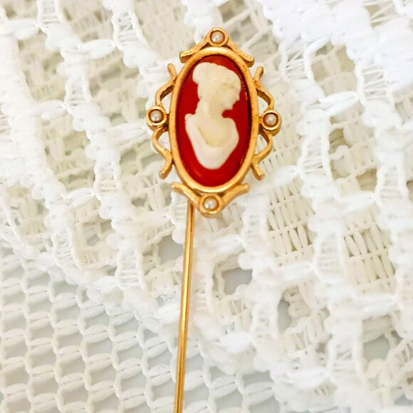 Vintage Cameo Stick Pin Scarf Pin Avon Gold Tone with Tiny Pearls - Picture 3 of 4